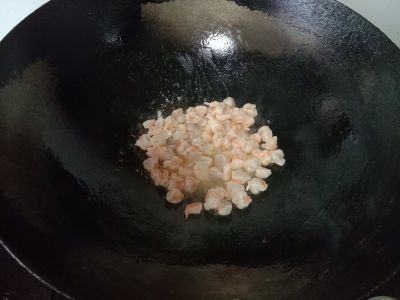 玉米虾仁粒的做法步骤：3