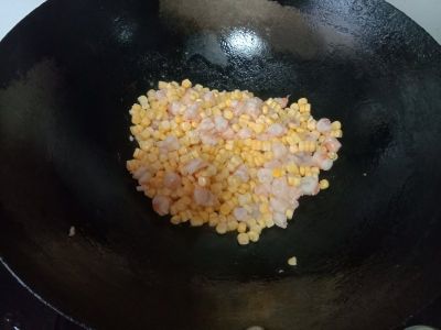 玉米虾仁粒的做法步骤：4