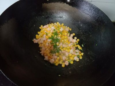 玉米虾仁粒的做法步骤：7