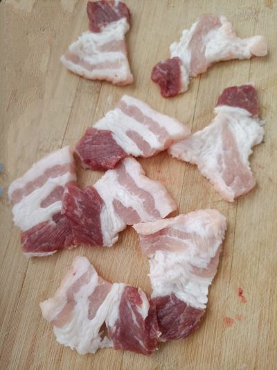 苏子叶包煎肉的做法步骤：1