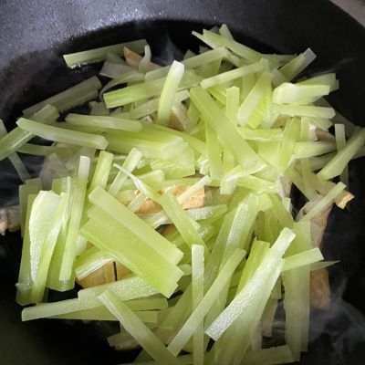 油豆腐炒青笋的做法步骤：7