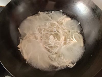 金针菇拌菠菜的做法步骤：3