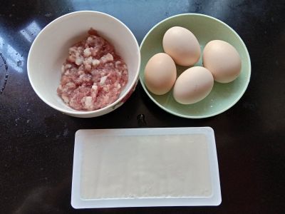 豆腐肉饼蒸蛋的做法步骤：1