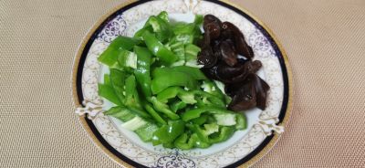 尖椒麻辣肠的做法步骤：1
