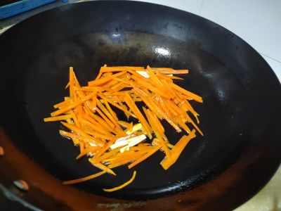 胡萝卜豆干炒苤蓝的做法步骤：3