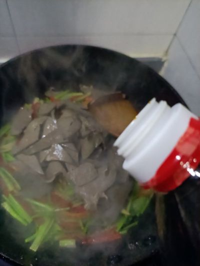 红椒香菜炒羊肝的做法步骤：10