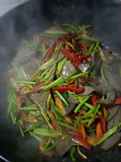 红椒香菜炒羊肝的做法步骤：11