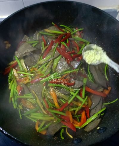 红椒香菜炒羊肝的做法步骤：12
