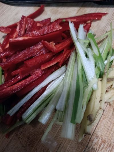 红椒香菜炒羊肝的做法步骤：3
