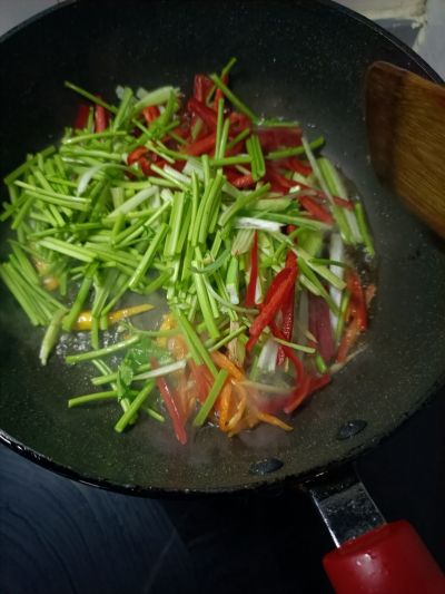 红椒香菜炒羊肝的做法步骤：7