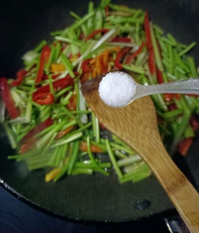 红椒香菜炒羊肝的做法步骤：8