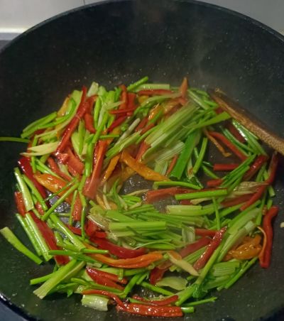红椒香菜炒羊肝的做法步骤：9