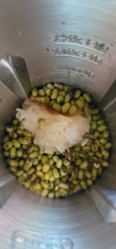 银耳小米绿豆饮的做法步骤：2