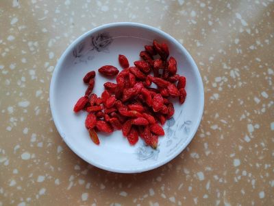 枸杞蒸萝卜的做法步骤：2